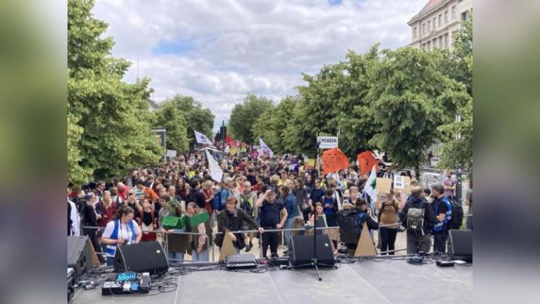 Klimademonstration in Berlin: Aktivisten fordern bessere Klima-Politik Bei einer...