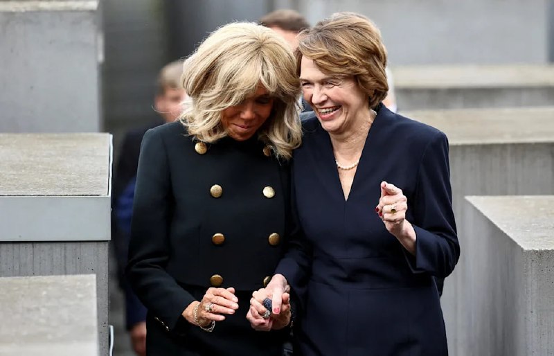 First Ladies von Frankreich und Deutschland lachen am Holocaust-Mahnmal in Berli...