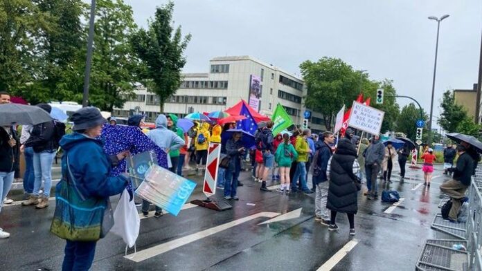 Zweiter AfD-Parteitag in Essen: Nur noch etwa 150 Menschen halten Mahnwache An e...