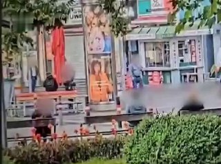 Wien: Jordanier will Polizisten in den Hals stechen Bilder, die an den Poliziste...