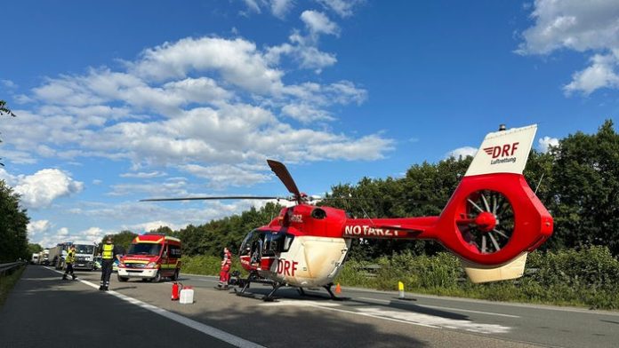 NRW: Defekter Hubschrauber blockiert Autobahn mehrere StundenEin Rettungshubschr...