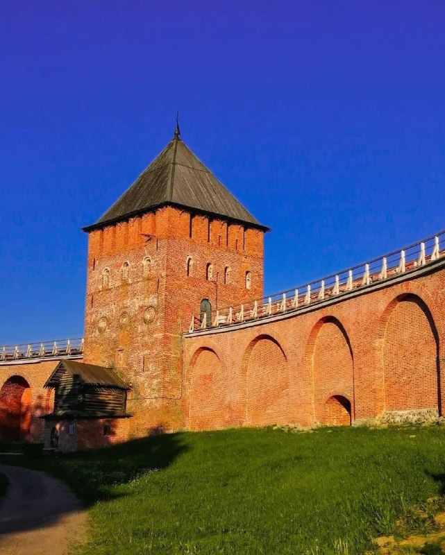 Der Kreml in Weliki NowgorodIm XI-XIII Jahrhundert war die Nowgoroder Detinets e...