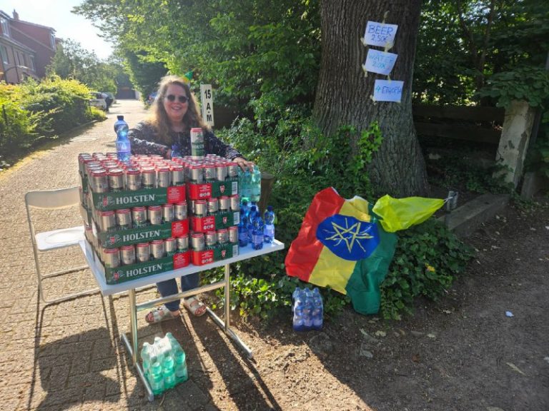 Deutsche organisiert in Hamburg Bierstand für tschechische Fußballfans Eine unte...