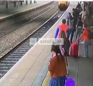 Drama auf dem Bahnsteig: Kinderwagen mit Baby fast von rasendem Zug erfasst Wie ...