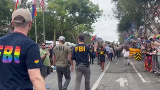 FBI-Mitarbeiter nehmen am LGBTQ-Stolz-Marsch in Hollywood, Los Angeles teil.Nun...