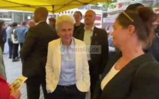 Demo gegen Strack-Zimmermann in Düsseldorf – Polizei führt Mann abAm gestrigen D...