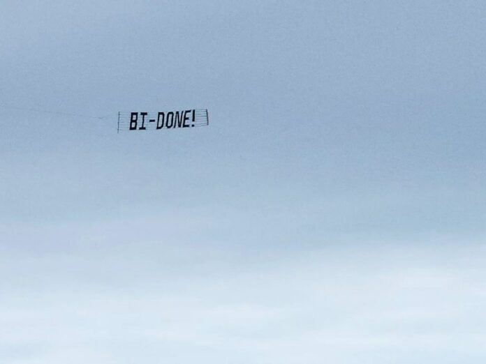 Flugzeug mit „BI-DONE!“-Banner überfliegt Bidens Luxus-Event Konkret überflog d...