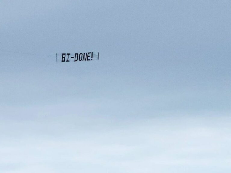 Flugzeug mit „BI-DONE!“-Banner überfliegt Bidens Luxus-Event Konkret überflog d...