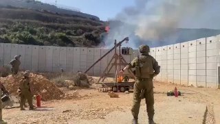 Israelische Soldaten setzen Wald im Libanon mit Trebuchet in BrandMan schrieb da...