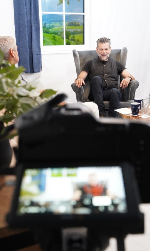 Gleich geht es los. Kayvan Soufi-Siavash ist bereits im Studio angekommen.Jetzt ...