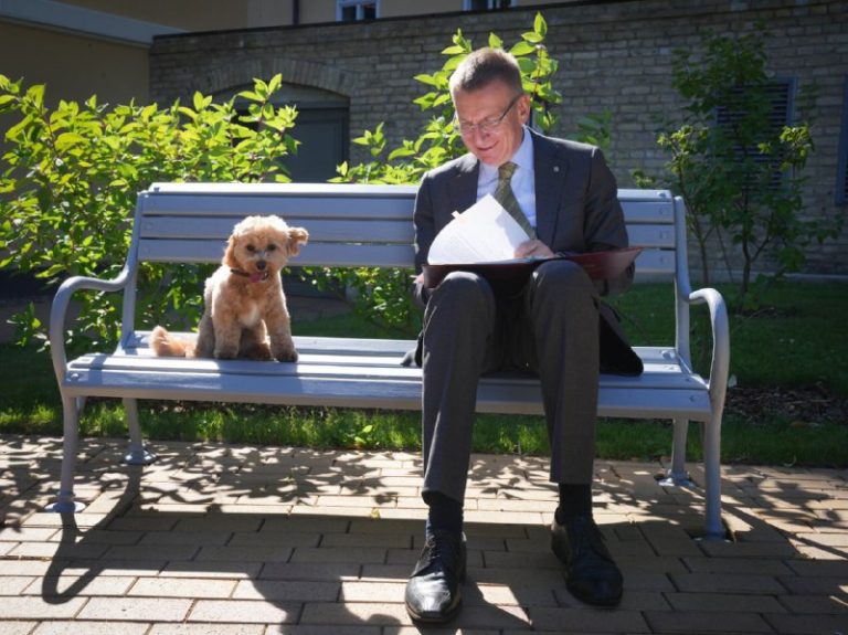 Der lettische Präsident hat seinen „Berater“ präsentiert. Es ist ein PudelEdgars...