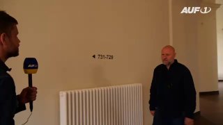 Mit Augen voller Hass stiert Olaf Sundermeyer auf den AUF1-ReporterWenn Andersd...