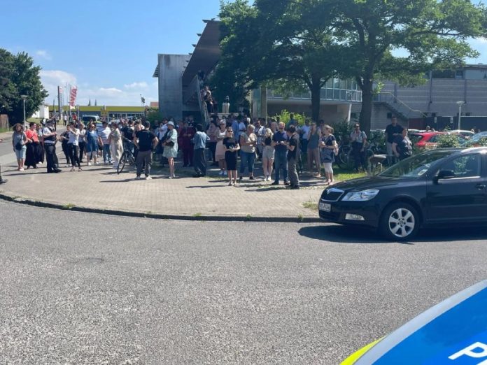 Polizei gibt Entwarnung nach Durchsuchung von Schulzentrum Lübeck Polizei durchsucht Schulzentrum in Lübeck – und gibt Entwarnung Nach Angaben der...