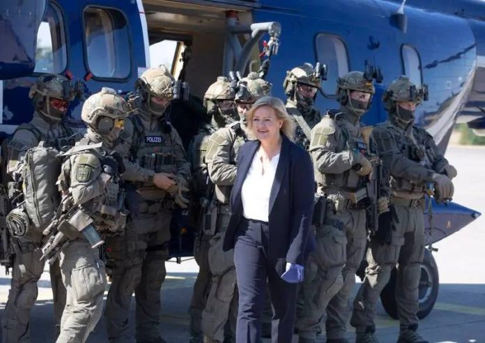 „Polizeigewerkschaft alarmiert Kanzler Scholz: Faeser spart Elite-Einheit GSG9 k...