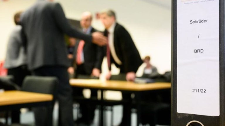 Streit um Büro von Schröder geht weiter Vor zwei Jahren hatte der Haushaltsaussc...