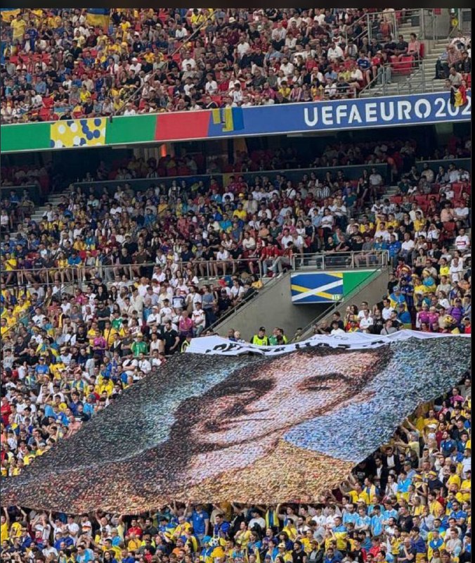 Stuttgart, das Konterfei eines Bandera-Fans und Azow-Terroristen beim Spiel Belg...