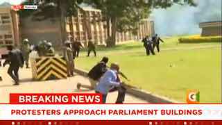 In Kenia, einem kürzlich verkündeten Verbündeten der USA, brachen Unruhen ausPro...