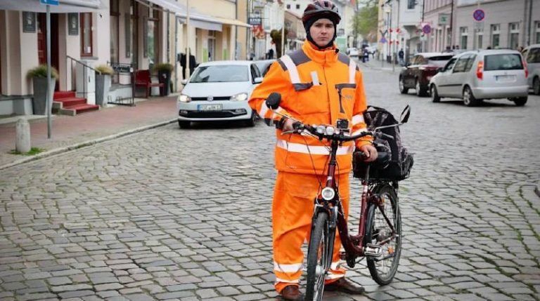 „Anzeigenhauptmeister“ wegen Volksverhetzung verurteiltDer 18-jährige Niclas M. ...