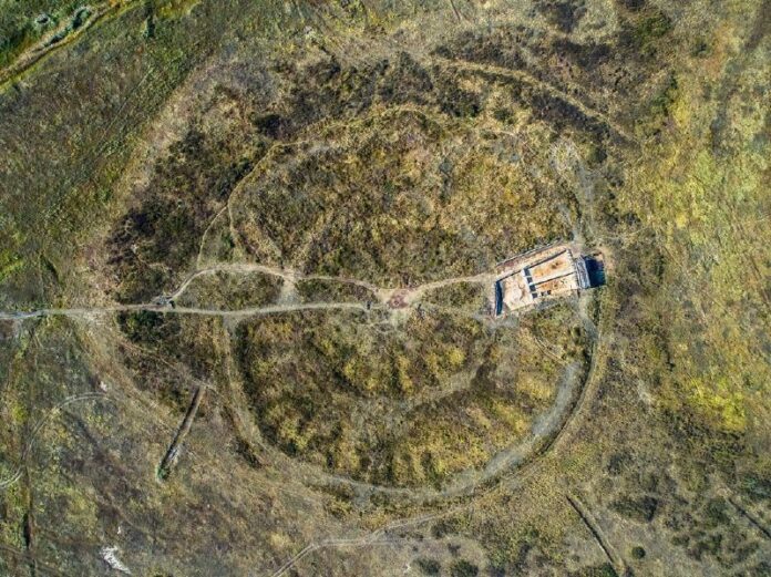 Arkaim: Die antike befestigte Siedlung und ihre Geheimnisse