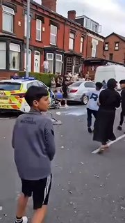  Ethnische Unruhen in England Im Stadtteil Harehills in Leeds, England, griffen ...