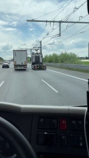 Hybrider LKW wird in Deutschland, während dem fahren, an Oberleitungen aufgelad...