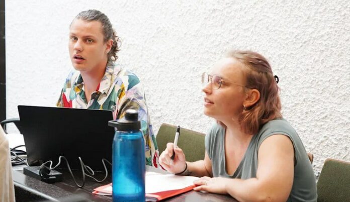 „Bali-Klimakleber“ gesteht mehr als 100.000 Schulden vor Gericht „Bali-Klimakleber“ gesteht mehr als 100.000 Schulden vor Gericht