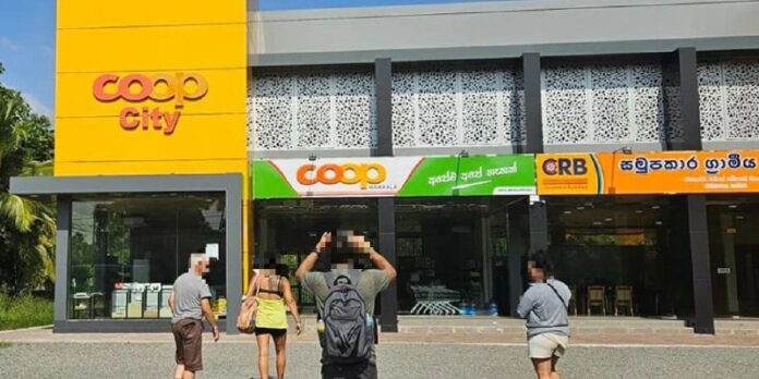  Coop City: Laden in Sri Lanka klaut LogoSchweizer Touris staunen nicht schlecht...