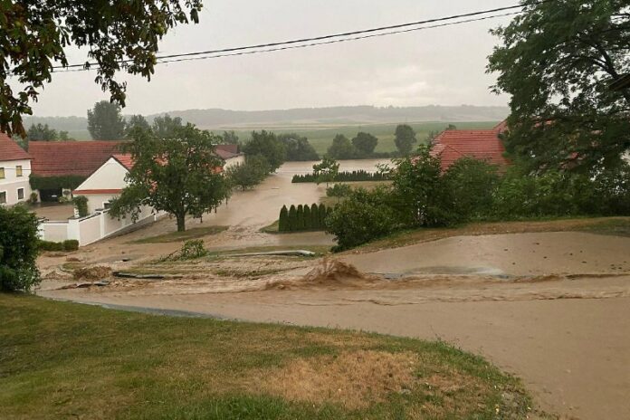 Heftige Überflutungen in Österreich: 700 Feuerwehrleute im Einsatz Heftige Überflutungen in Österreich: 700 Feuerwehrleute im Einsatz