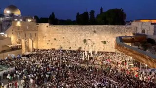 Zehntausende Juden beten jetzt an der jüdischen Tempelmauer in Jerusalem uns sin...