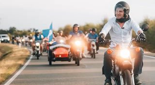 Es kommen einfach 200 junge Leute mit ihren Mopeds und machen eine Ausfahrt mit ...