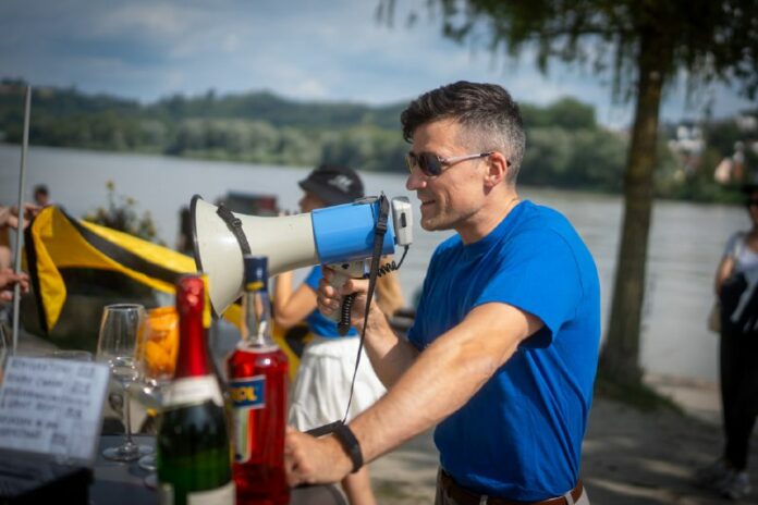 Passau Power: Identitäre Lesereise endet spektakulär Passau Power & PlatzverbotDie Lesereise endete so spektakulär wie sie begonn...