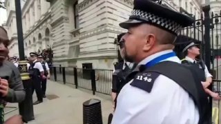 Polizist kniet vor Afrikaner Im Stundentakt verurteilt der woke Nannystaat einhe...