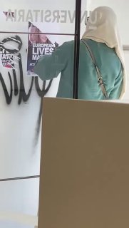 Unfassbar was diese Migrantin tut... In Spanien reißt eine muslimische Frau Plak...