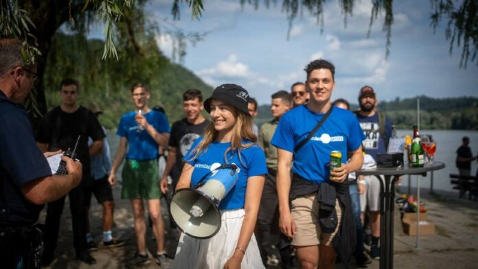 Sommer - Sonne - Remigration Unsere Aktivisten haben heute Mr. Remigration beim ...