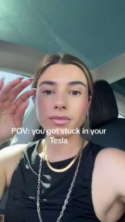  Tesla sperrt Frau in Auto einEine Frau hat den Fehler begangen, ihren Tesla zu ...