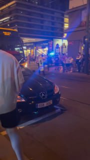 Verkehrsstörung in Prag: Sportwagen blockiert Straßenbahn