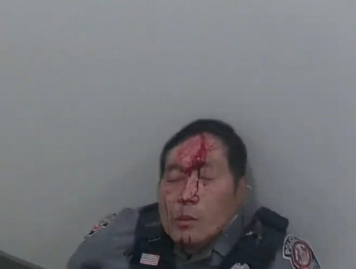 Bodycam-Aufnahme: Schwarze greift Polizisten mit Messer an Irre Bodycam: Schwarze geht mit Messer auf Polizisten los Fairfax County, USA:Bl...