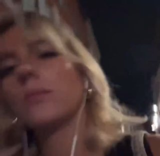  Migrant bedrängt junge Frau auf dem Nachhauseweg Ein junge Französin filmt eine...