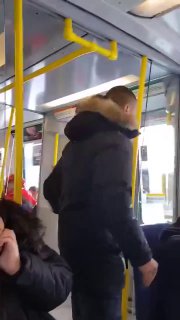 ”Steh’ auf, alte Schwedin, ich will mich setzen!” Ein Migrant vertreibt in einer...