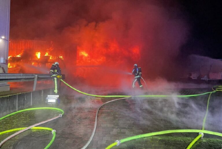Bochum: Lagerhalle mit Autos und Anhängern fängt FeuerIn der Nacht auf Montag is…