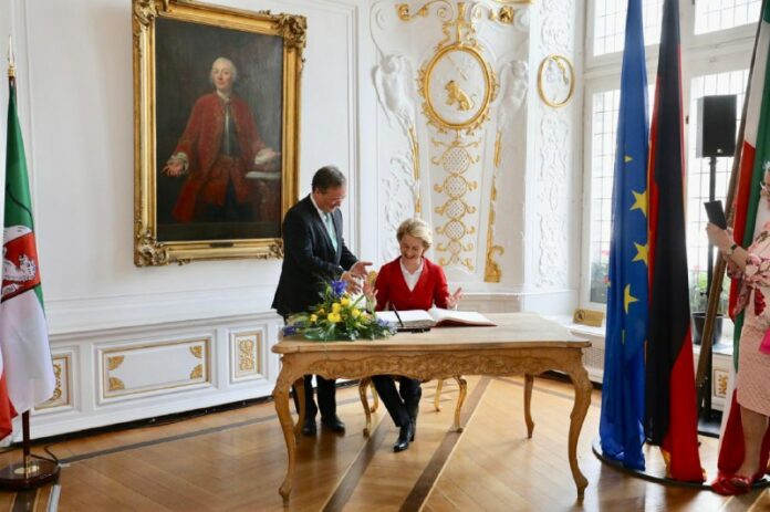 Ursula von der Leyen erhält internationalen #KarlspreisAls „starke Stimme Europa…