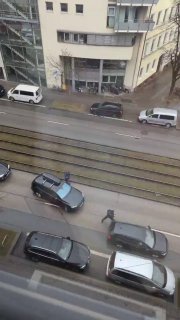 Auto fährt in München in MenschengruppeIn München ist ein Auto in eine Menscheng…