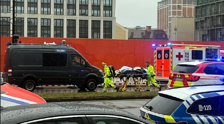 Auto rast in #München in Menschengruppe: Kinder unter Verletzten In der Münchner…