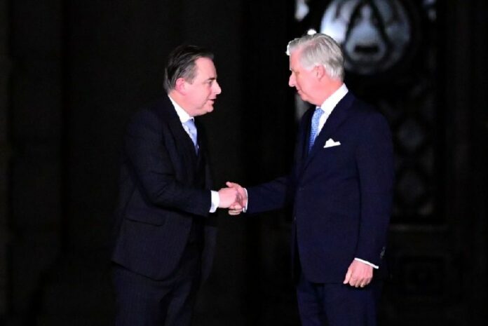 #Belgien nach monatelangen Verhandlungen für neue Regierung bereit Nach fast #Belgien nach monatelangen Verhandlungen für neue Regierung bereit Nach fast ach…