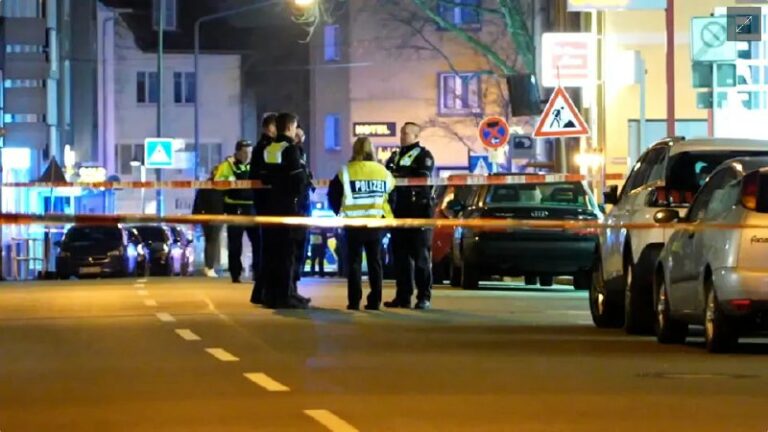 #NRW: Polizei schießt auf Messerangreifer in RatingenAm Mittwochabend wurde die …