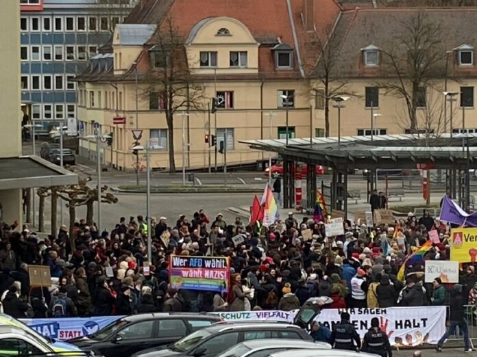 Saarland: Hunderte Menschen demonstrieren gegen Merz’ Migrationspolitik Etwa 350… Saarland: Hunderte Menschen demonstrieren gegen Merz’ Migrationspolitik Etwa 350…