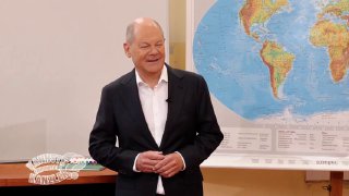 Scholz und #Merz lassen sich von Kindern befragenBundeskanzler Olaf #Scholz und…