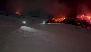 Skifahrer fahren durch den frischen Schnee auf dem Vulkan #Ätna auf #Sizilien, a…