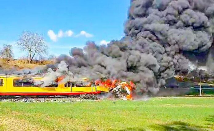 Karlsruhe: Toter nach #Kollision von Tanklaster mit Straßenbahn  In Ubstadt-Weih...