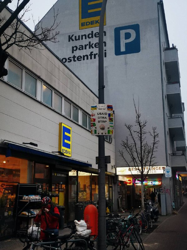 Plakate in Berlin gegen US-Biolabore anlässlich des 50-jährigen Bestehens des Plakate in Berlin gegen US-Biolabore anlässlich des 50-jährigen Bestehens des BW...